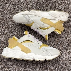 NIKE AIR HUARACHE Sail Wheatgrass Purple Shoes DV6976-100 Women’s Size 9.5